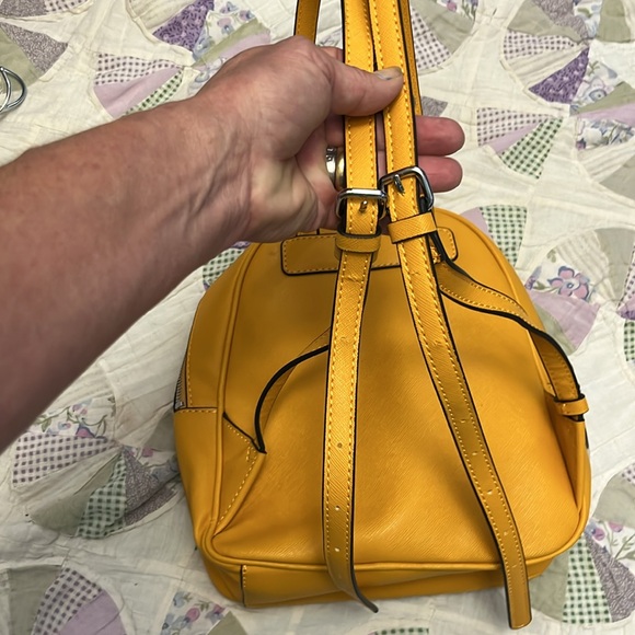 NWOT Guess mustard backpack style bag approx 10” high by 9” wide - Picture 3 of 8